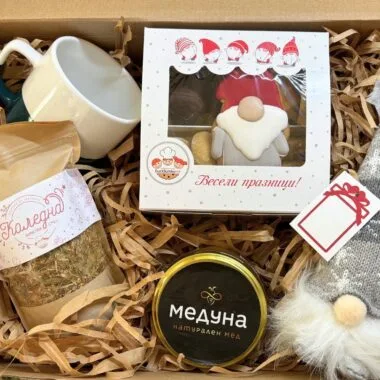 Голяма подаръчна коледна кутия с коледни бисквитки, чай, мед и чаша – подарък с кауза и празничен уют от Работилничка „Бисквитките“.
