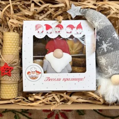 Малка подаръчна коледна кутия с коледни бисквитки, свещ и играчка – подарък с кауза и празничен дух от Работилничка „Бисквитките“.