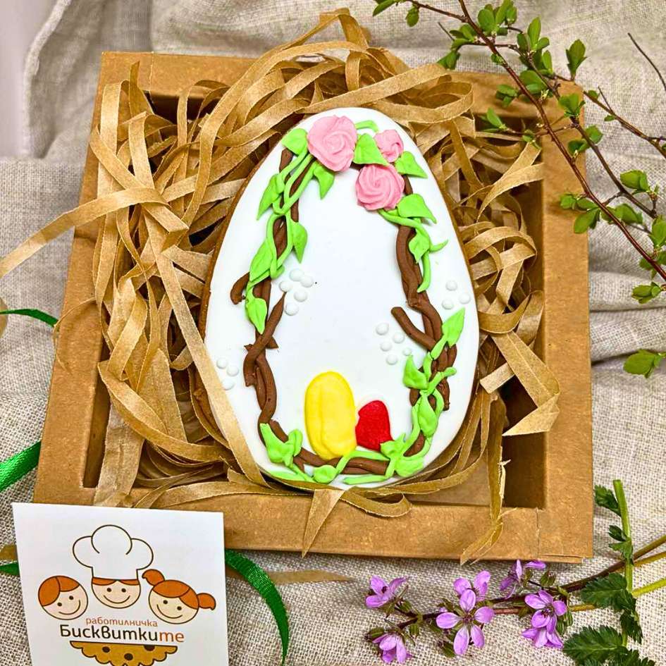 Яйце-венец бисквитка с тематична декорация