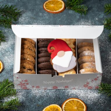 Коледна кутия с бисквитки 500 г – празничен подарък с кауза, ръчно изработен от младежите в Работилничка „Бисквитките“