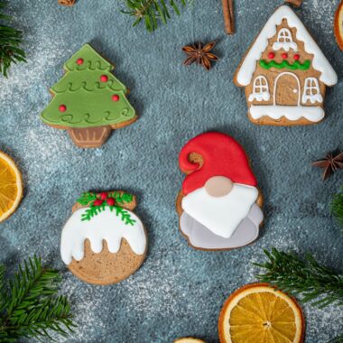 Тематична коледна бисквитка – ръчно декорирана медена бисквитка със захарна глазура, изпечена с любов и кауза от Работилничка „Бисквитките“.