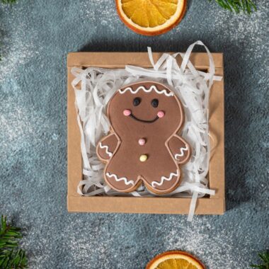Джинджифилово човече – ръчно приготвена медена бисквитка със захарна глазура, коледен символ с кауза от Работилничка „Бисквитките“.