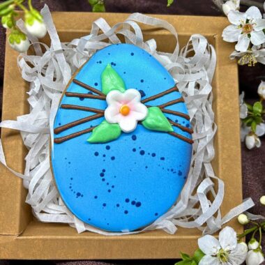 Тематично декорирана бисквита шарено яйце.
